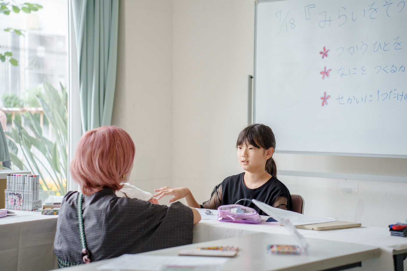 子どもと向き合って問いかけをするStudio Knotの様子