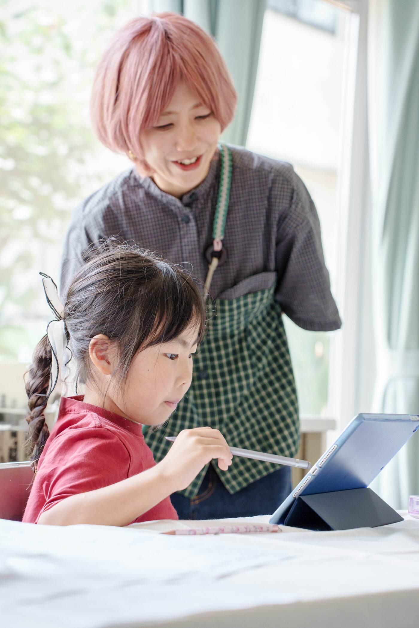 子どもの手元をのぞきこむStudio Knot主宰のShiva_ko