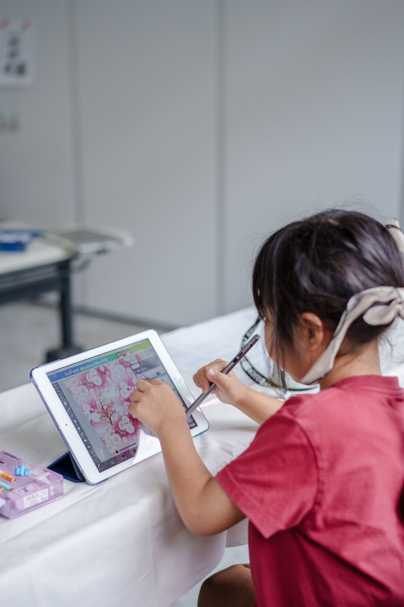 タブレットで柄を描いている子ども